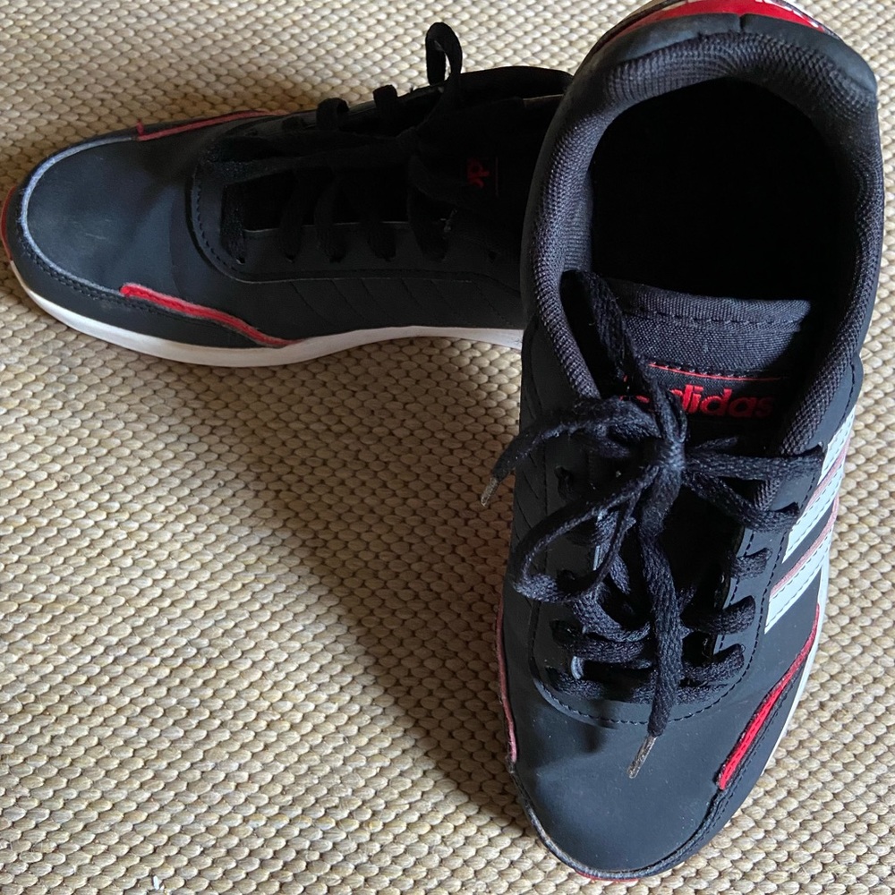 ADIDAS GIRLS SHOES Sz4